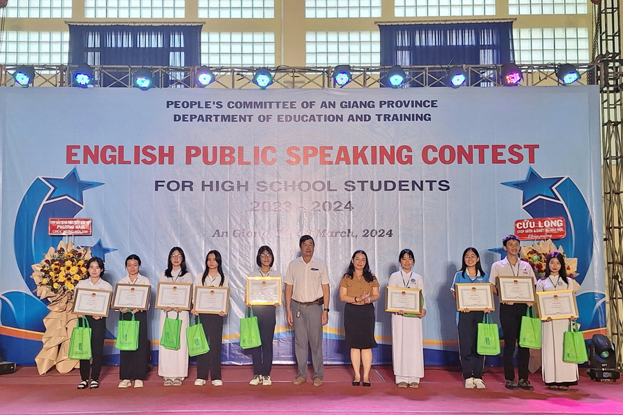 Trao khen thưởng cho thí sinh đạt giải Ba tại hội thi.