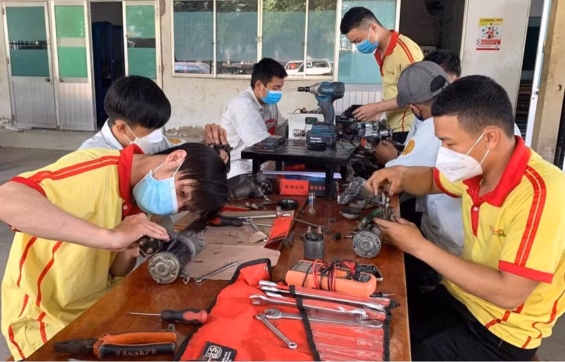 Học sinh học nghề sửa chữa ô tô ở Trường Trung cấp Đại Việt TPHCM.