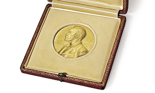 Huy chương giải Nobel năm 1962 đã từng bị đem bán đấu giá ảnh 3 Hình ảnh chiếc huy chương Nobel danh giá.