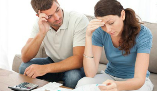 Chúng tôi đang đau đầu tìm cách trả nợ. Ảnh minh họa: moneycrashers.com
