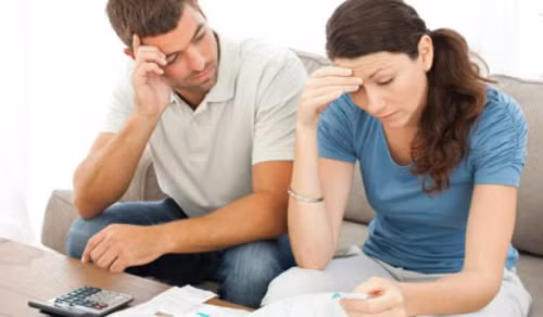 Chúng tôi đang đau đầu tìm cách trả nợ. Ảnh minh họa: moneycrashers.com