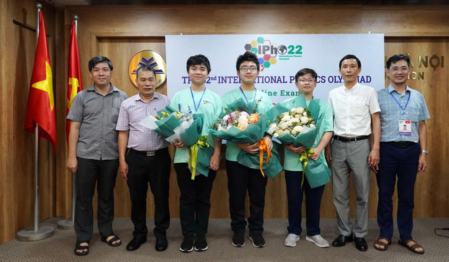 Võ Hoàng Hải (đứng giữa) cùng các thầy giáo, học sinh Trường THPT chuyên Khoa học Tự nhiên tại lễ trao giải kỳ thi Olympic Vật lý quốc tế 2022. Ảnh: Vân Anh Võ Hoàng Hải (đứng giữa) cùng các thầy giáo, học sinh Trường THPT chuyên Khoa học Tự nhiên tại lễ trao giải kỳ thi Olympic Vật lý quốc tế 2022. Ảnh: Vân Anh