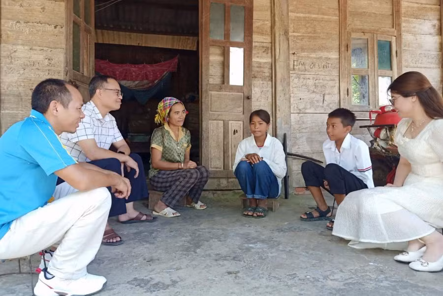  Bí thư Đảng ủy xã Nậm Manh (thứ 2 từ trái qua) cùng nhà trường đến tuyên truyền, vận động học sinh ra lớp.