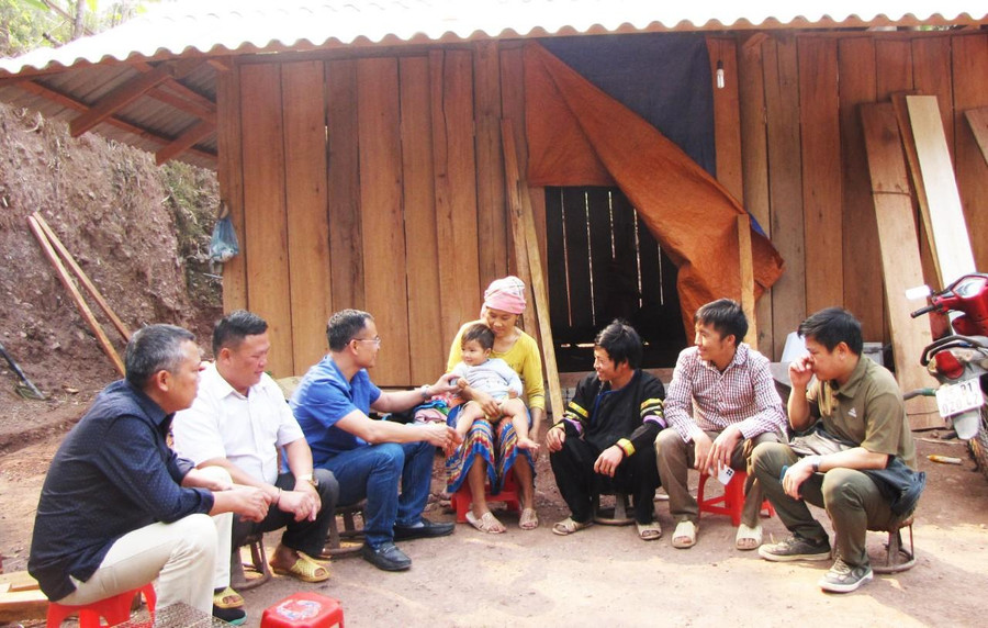 Giáo viên Trường Tiểu học thị trấn Nậm Nhùn đến vận động học sinh. Giáo viên Trường Tiểu học thị trấn Nậm Nhùn đến vận động học sinh.