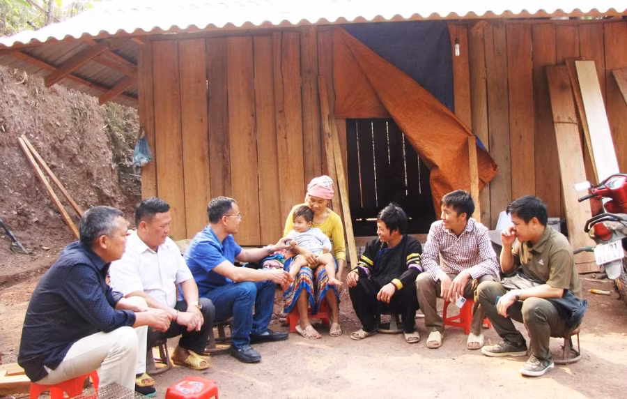 Giáo viên Trường Tiểu học thị trấn Nậm Nhùn đến vận động học sinh.