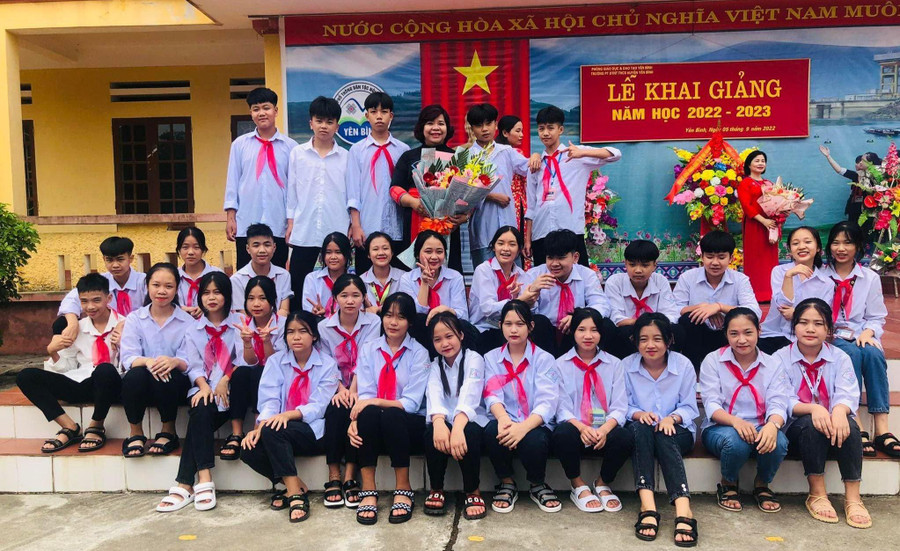 Cô giáo Bùi Vũ Ngọc Trâm cùng học trò tại lễ khai giảng.