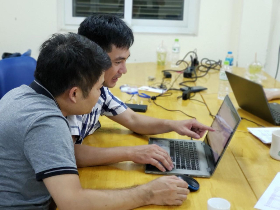 Công tác dịch đề thi APhO chuẩn bị cho các học sinh buổi thi hôm sau (ảnh chụp lúc 2 giờ sáng). Công tác dịch đề thi APhO chuẩn bị cho các học sinh buổi thi hôm sau (ảnh chụp lúc 2 giờ sáng).