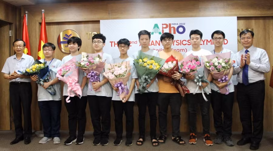 TS Lê Mỹ Phong (bên phải), Phó Cục trưởng Cục Quản lý chất lượng (Bộ GD&ĐT) chúc mừng thành tích đội tuyển Olympic Vật lý châu Á.