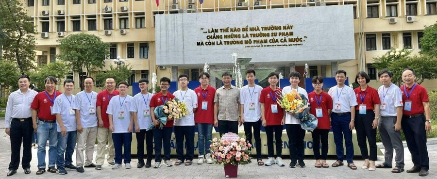Thầy trò đội tuyển Olympic Vật lý và Hóa học quốc tế. Thầy trò đội tuyển Olympic Vật lý và Hóa học quốc tế.