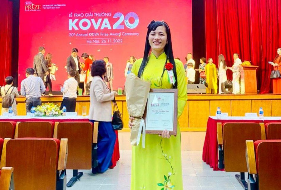 Cô Minh Tâm vinh dự nhận Giải thưởng KOVA năm 2022 ở hạng mục “Sống đẹp”. Cô Minh Tâm vinh dự nhận Giải thưởng KOVA năm 2022 ở hạng mục “Sống đẹp”.