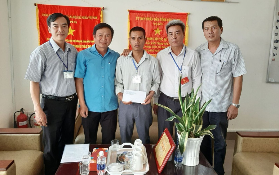 Ông Võ Quốc Thoại (thứ hai từ trái qua) trao quà Tết cho nhà giáo. Ảnh: NVCC