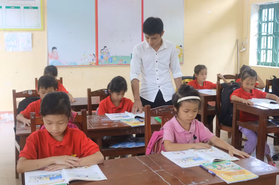 Tốt nghiệp đại học, thầy Triệu Văn Quyết trở về dạy chữ cho con em vùng cao Lam Vỹ. 