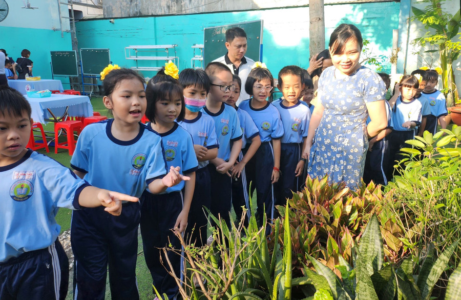 Phụ huynh tham dự tiết học mở cùng con tại vườn trường của Trường Tiểu học Lê Văn Thọ. Ảnh: Minh Anh Phụ huynh tham dự tiết học mở cùng con tại vườn trường của Trường Tiểu học Lê Văn Thọ. Ảnh: Minh Anh