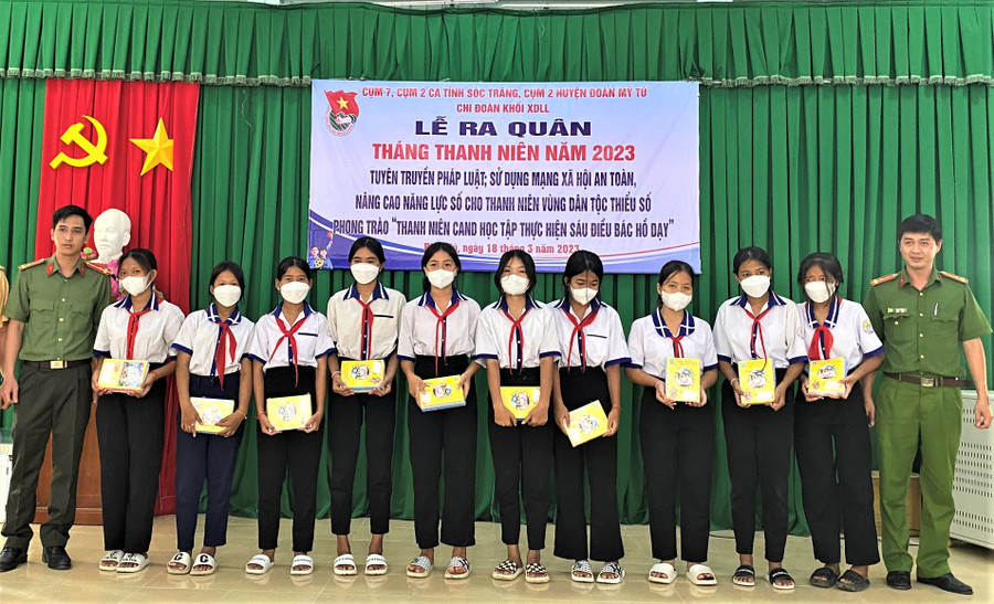 Hoạt động tuyên truyền, tặng quà cho học sinh.