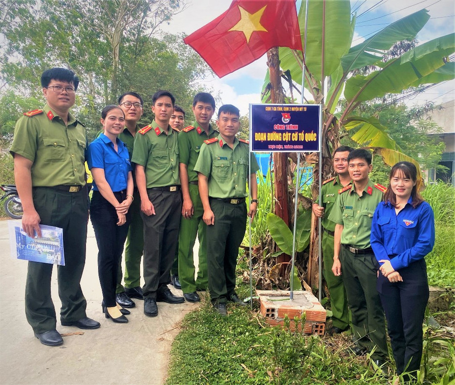 Công trình “Đoạn đường cột cờ Tổ quốc” góp phần xây dựng nông thôn mới. Công trình “Đoạn đường cột cờ Tổ quốc” góp phần xây dựng nông thôn mới.