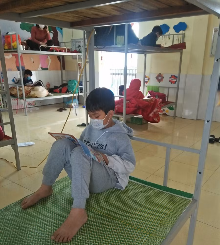 Trẻ đọc sách trong phòng cách ly.