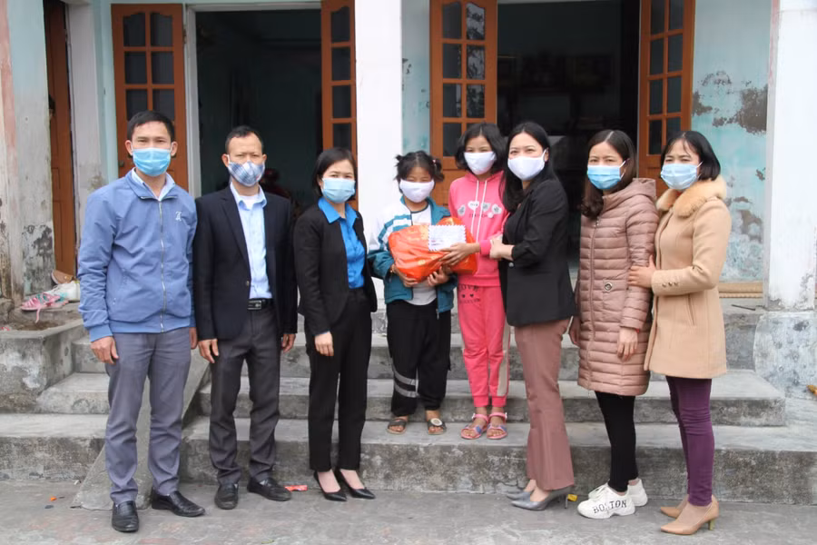 Những món quà nhân ái được trao đến tận tay học sinh nghèo của Trường Tiểu học và THCS An Vũ.