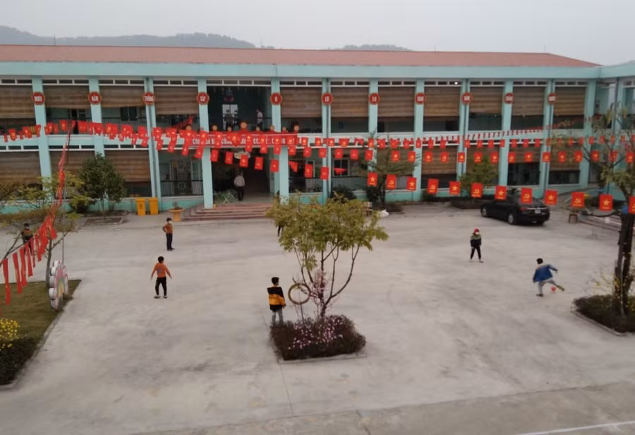 Trẻ vận động nhưng vẫn bảo đảm khoảng cách an toàn dưới sân trường.