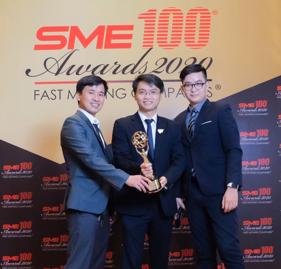 Niềm vui của ban lãnh đạo công ty TNHH Gia sư eTeacher khi vinh dự nhận giải thưởng SME100 2020