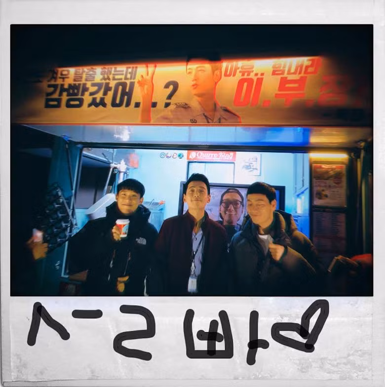  Taeyeon, V, J-Hope mạnh tay tặng "hàng hiệu" đắt tiền cho bạn bè ảnh 4