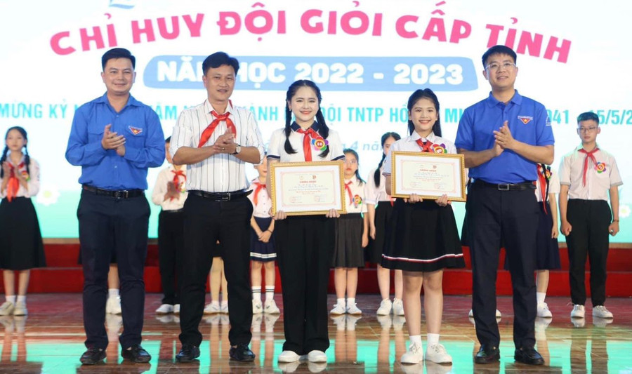 Cân bằng giữa học và hoạt động Đội giúp Ngọc Nương luôn đạt nhiều thành tích tốt.