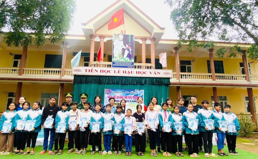Học sinh Trường Tiểu học & THCS A Xing (Hướng Hóa, Quảng Trị) tiếp nhận SGK của đoàn thiện nguyện từ Hà Nội trao tặng.