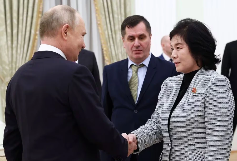 Tổng thống Nga Vladimir Putin và Ngoại trưởng Triều Tiên Choe Son-hui tại Điện Kremlin, Moscow ngày 17/1. Ảnh: RT