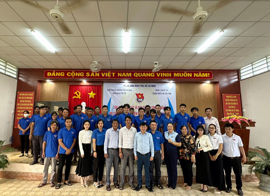 Các đại biểu tham gia triển khai, tập huấn. Các đại biểu tham gia triển khai, tập huấn.