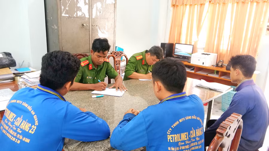 Cơ quan Công an làm việc với những người đàn ông có liên quan trong vụ khai thác, vận chuyển đất trái phép.