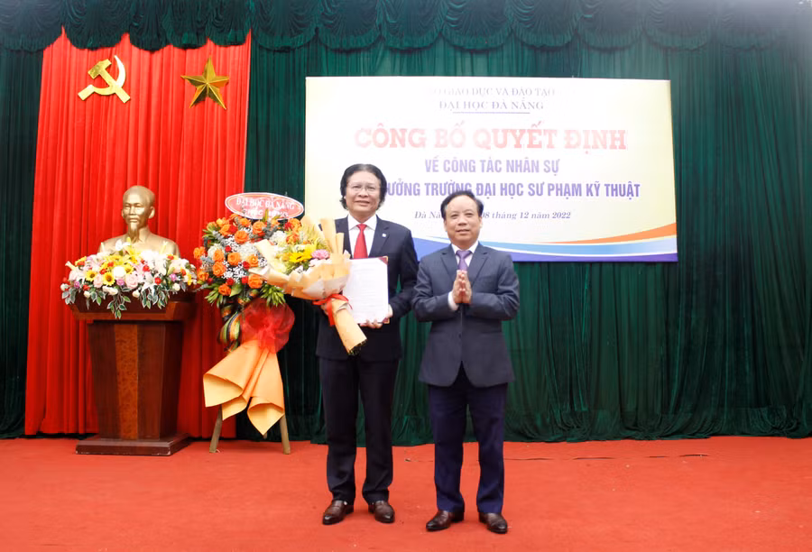 PGS. TS. Nguyễn Ngọc Vũ - Giám đốc ĐH Đà Nẵng trao Quyết định kéo dài thời gian làm Hiệu trưởng Trường ĐH Sư phạm Kỹ thuật cho PGS. TS. Phan Cao Thọ. 