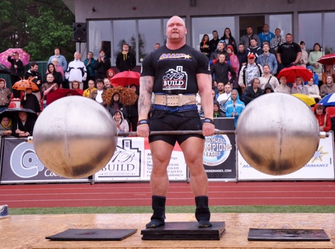 Bjornsson là người khỏe nhất châu Âu 2014, đứng thứ 2 thế giới (63,5 điểm). Anh được ví như là người khổng lồ khi sở hữu chiều cao 2m06 và nặng 200 kg. Ngoài việc tham dự các cuộc thi WSM, anh còn là diễn viên và VĐV bóng rổ chuyên nghiệp. 10 người đàn ông khỏe nhất hành tinh