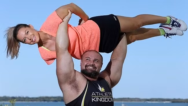 Brant cũng thành danh tại cuộc thi Người đàn ông khỏe nhất hành tinh 2014 (đứng thứ 8 với 28,5 điểm). Anh là người khỏe nhất Australia hiện nay. Với sức khỏe của mình, Brant dễ dàng nâng bổng vợ, chị Bethaney, lên trên không.