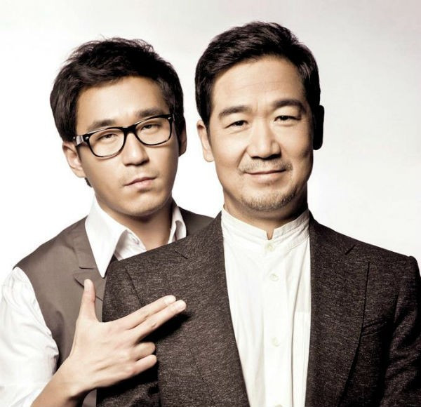 Trương Quốc Lập (phải) và con trai. Hổ phụ sinh khuyển tử của làng giải trí Hoa ngữ