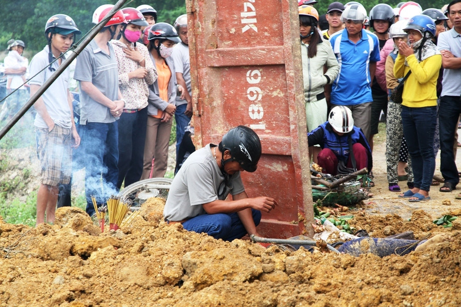 Đất trên xe ben tràn ra ngoài, đè lên người nạn nhân
