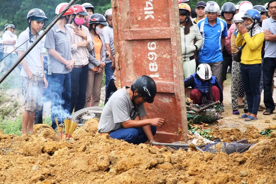 Đất trên xe ben tràn ra ngoài, đè lên người nạn nhân