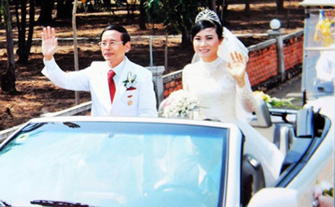 Đại gia Lê Ân trong ngày cưới với người vợ thứ sáu Đại gia Lê Ân trong ngày cưới với người vợ thứ sáu