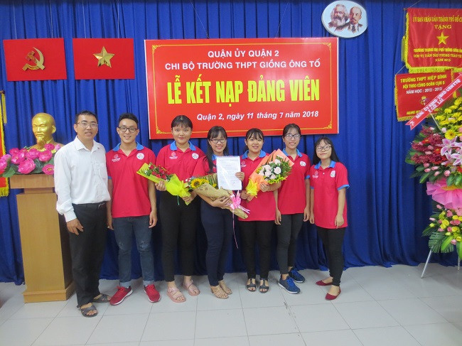 Đảng viên mới nhận hoa chúc mừng từ BCH Đoàn trường