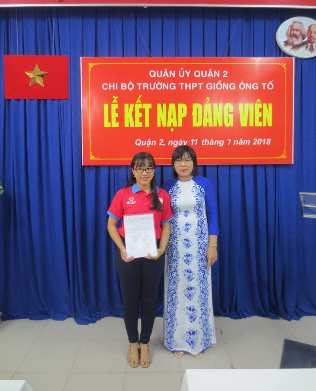 Đảng viên mới Nguyễn Thị Thu Thủy nhận Quyết định Kế nạp Đảng