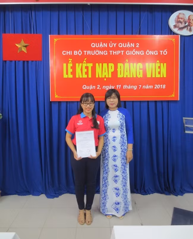 Đảng viên mới Nguyễn Thị Thu Thủy nhận Quyết định Kế nạp Đảng