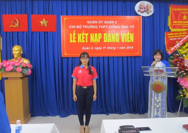 Trường THPT Giồng Ông Tố kết nạp Đảng cho học sinh ưu tú 