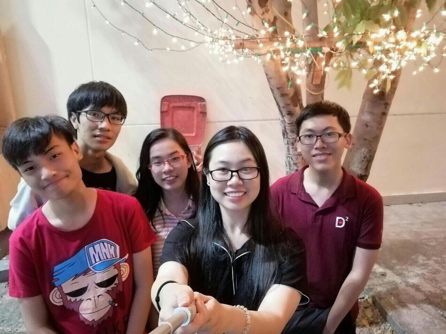 Công Đạt (áo đỏ bên phải) chụp ảnh cùng bạn bè Công Đạt (áo đỏ bên phải) chụp ảnh cùng bạn bè
