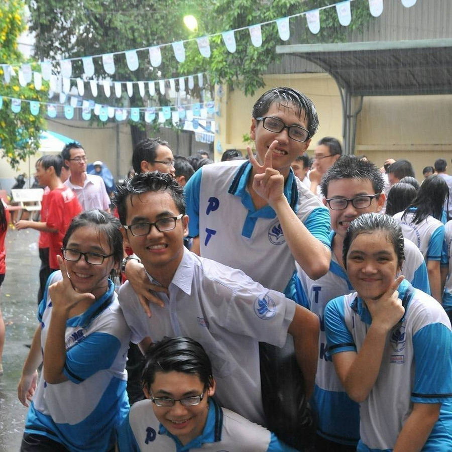 Minh Quân (đeo kính đứng cao nhất) và các bạn cùng lớp chụp ảnh kỷ niệm