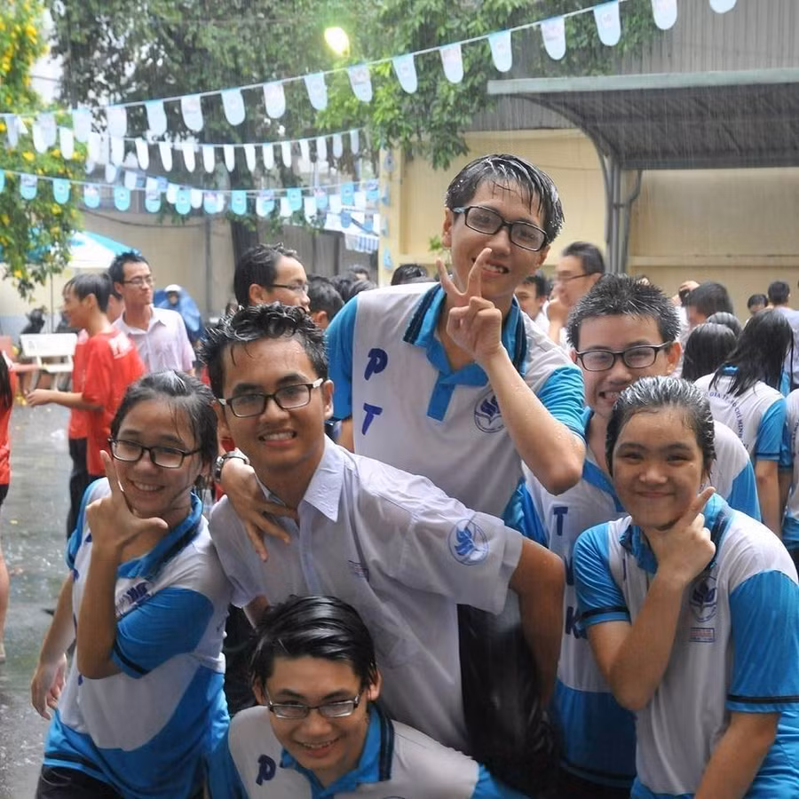 Minh Quân (đeo kính đứng cao nhất) và các bạn cùng lớp chụp ảnh kỷ niệm