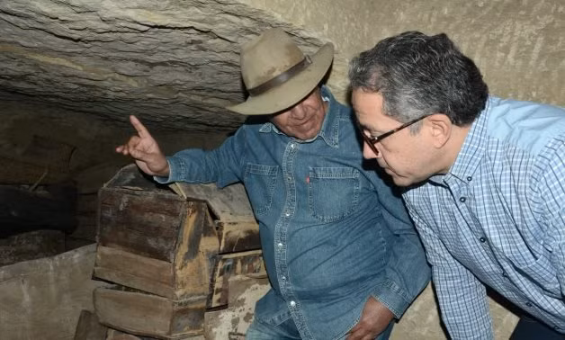 Bộ trưởng Du lịch &amp; Cổ vật Ai Cập Khaled el-Enani cùng nhà khảo cổ học nổi tiếng Zahi Hawass tại một trong những giếng chôn.