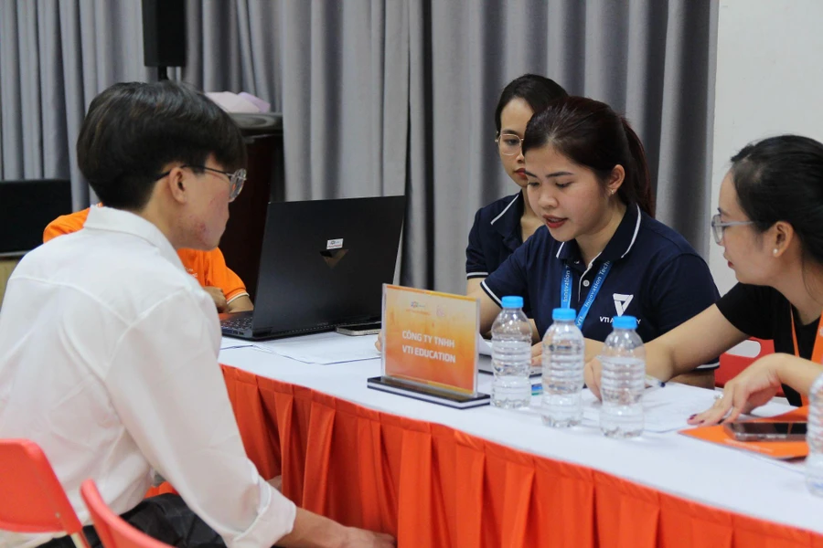 Không khí cởi mở giữa ứng viên và nhà tuyển dụng tại Job Fair 2023.