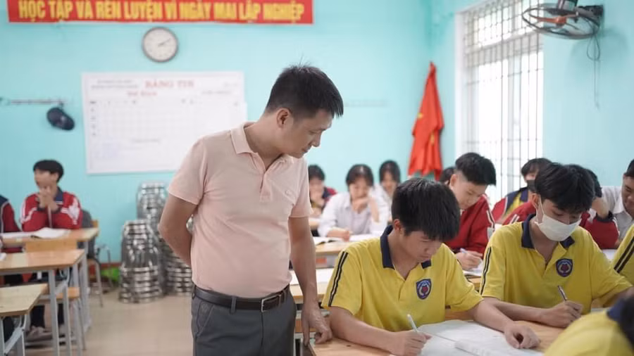 Thầy trò Trường THPT Công nghiệp (Hòa Bình) trong giờ học.