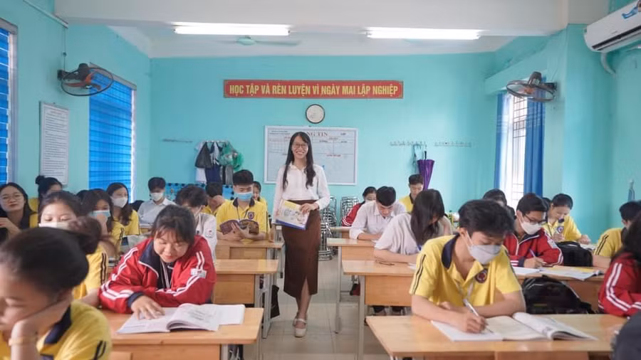 Cô trò Trường THPT Công nghiệp (Hòa Bình) trong giờ học.