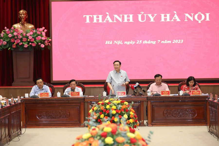 Chủ tịch Quốc hội Vương Đình Huệ chủ trì tại buổi làm việc với Ban Thường vụ Thành ủy Hà Nội chiều 25/7.
