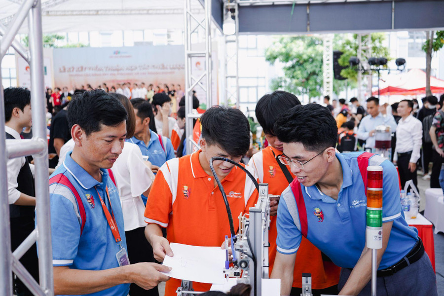 Gian hàng của bộ môn cơ khí tại sự kiện. Gian hàng của bộ môn cơ khí tại sự kiện.