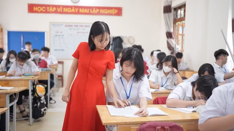 Cô trò Trường THPT Công nghiệp (Hòa Bình) trong giờ học.